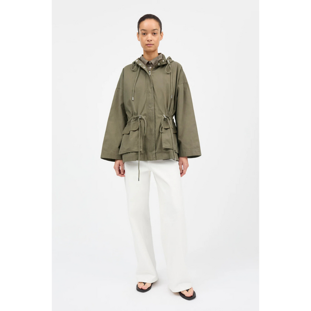 Garden parka jacket i smuk khakigøn fra Skall Studio - helfigur