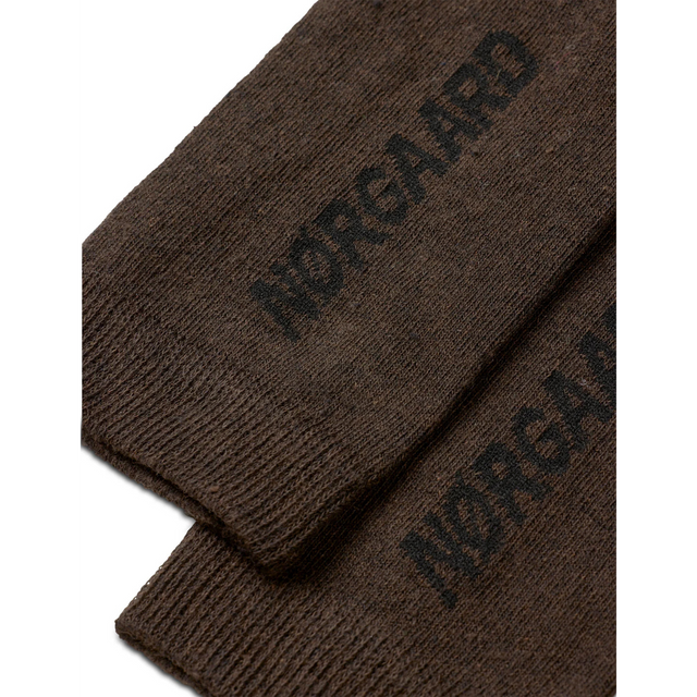 Brun single play strømpe fra Mads Nørgaard, close up