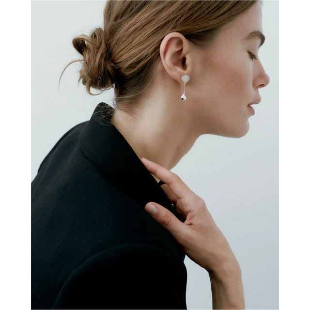 Datura Drop Earrings i silver fra Ragbag - model