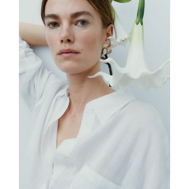 Datura earrings i guld fra Ragbag - model