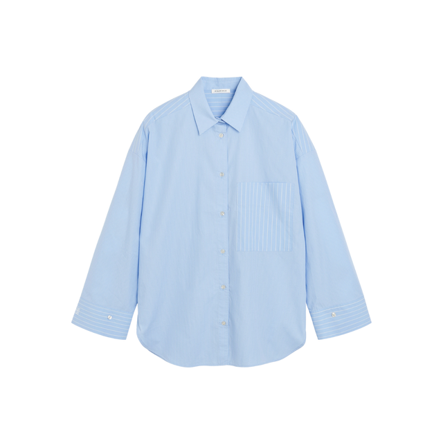 Elegant blå skjorte fra By Malene Birger i klassisk snit med lange ærmer og knaplukning foran.